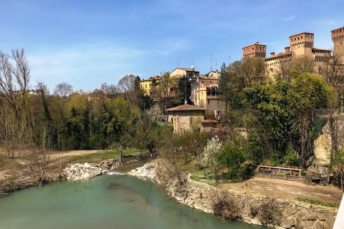 Il borgo di Vignola tra ciliegi e castelli