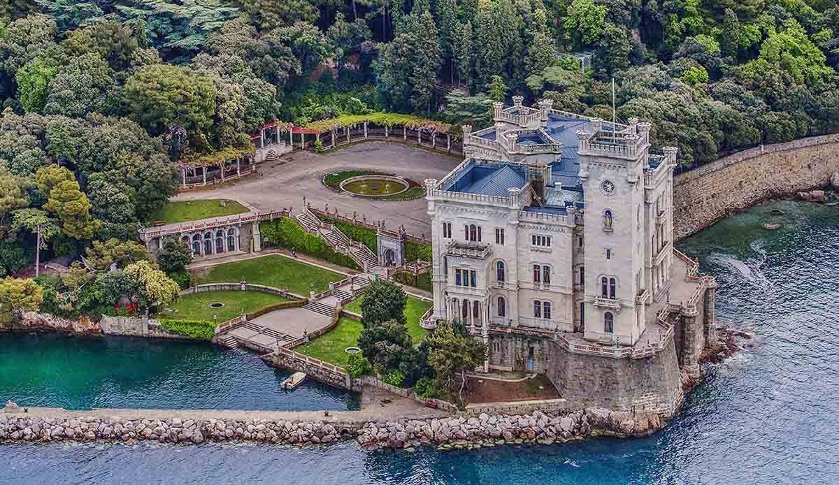 Il castello di Miramare a Trieste